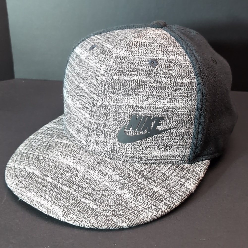 Nike True Swoosh Logo,Men's Tech Pack Black Snapback Hat.